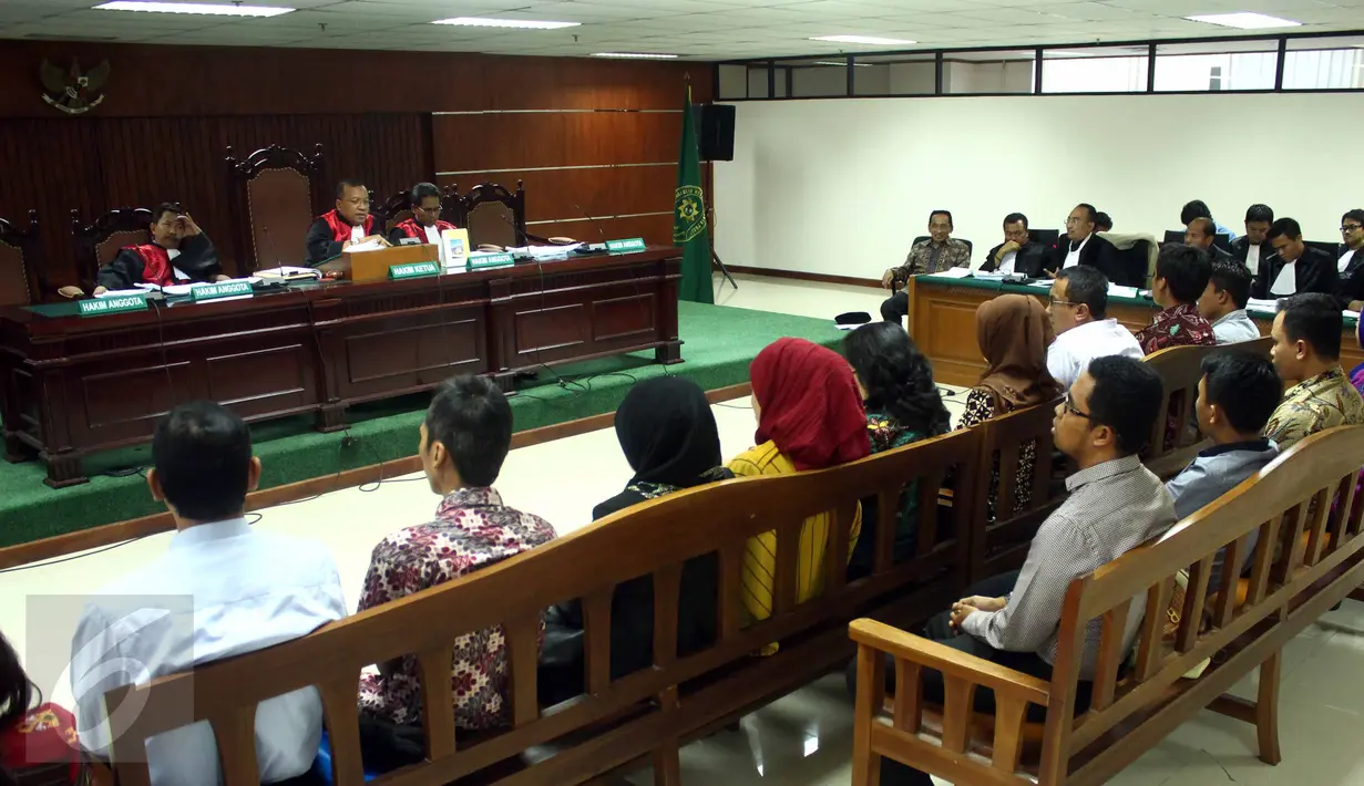 Terdakwa kasus suap gas alam Bangkalan Fuad Amin mendengarkan keterangan saksi dalam sidang lanjutan di Pengadilan Tipikor, Jakarta, Kamis (13/8). Agenda sidang Mantan Bupati Bangkalan itu guna mendengarkan keterangan 25 saksi. (Liputan6.com/Helmi Afandi)
