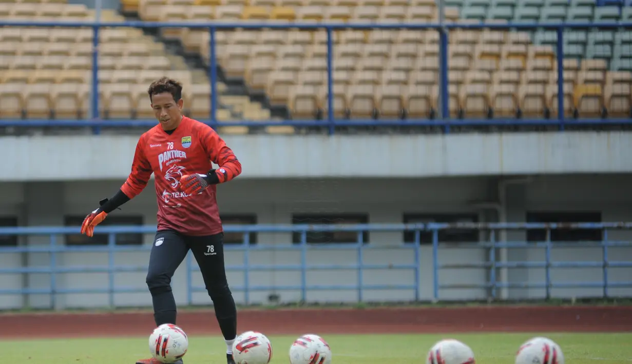 Kiper Persib Bandung, I Made Wirawan. (Bola.com/Erwin Snaz)