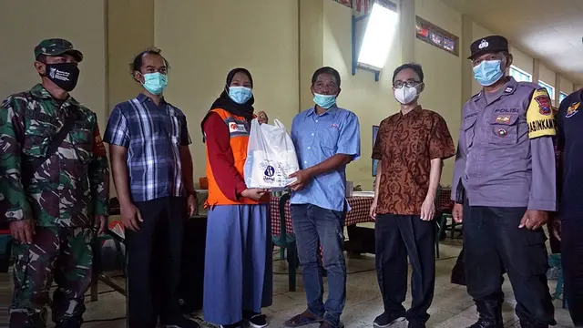 Para pasien mendapatkan paket bantuan dari Pemkot Kediri.