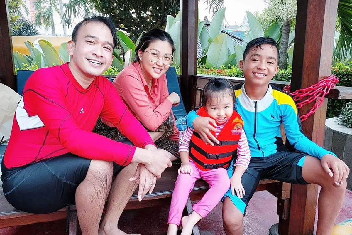 Kedekatan Ruben Onsu Bersama Anak Angkatnya