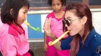 Shae Terharu Bisa Sambangi Anak Penyandang Tunarungu di Wonosobo