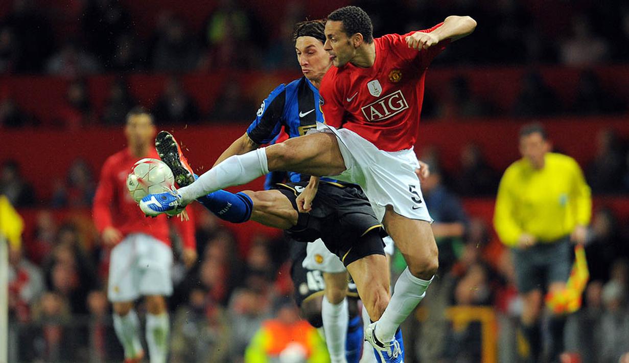 Bek Tengah - Rio Ferdinand, Sir Alex Ferguson menyebutnya Beckenbauer dari Inggris karena ketegasan dan kelugasannya. Mantan pemain Leeds United itu selama 12 tahun mengawal lini belakang MU. (AFP/Andrew Yates)