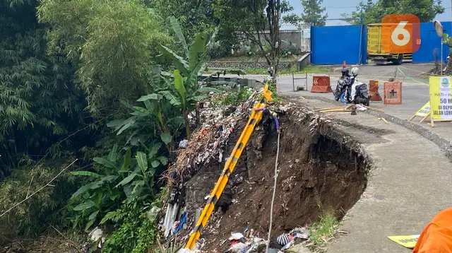 Jalan Pembangunan di Kota Sukabumi longsor, warga menunggu perbaikan jalan (Liputan6.com/Istimewa).