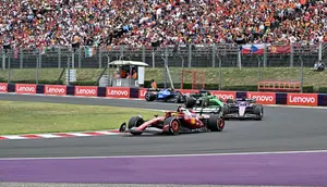 Pembalap Ferrari asal Inggris Lewis Hamilton (kiri) berkompetisi pada Grand Prix Formula Satu Hongaria di sirkuit Hungaroring di Mogyorod dekat Budapest, Hongaria, pada 3 Agustus 2025. (Attila KISBENEDEK/AFP)