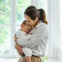 ilustrasi ibu dan anak/copyright by metamorworks from Shutterstock