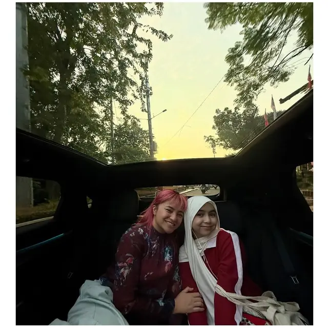 6 Potret Gaya Marshanda Rambut Pink saat Bareng Sienna, Rayakan Ultah ke-36