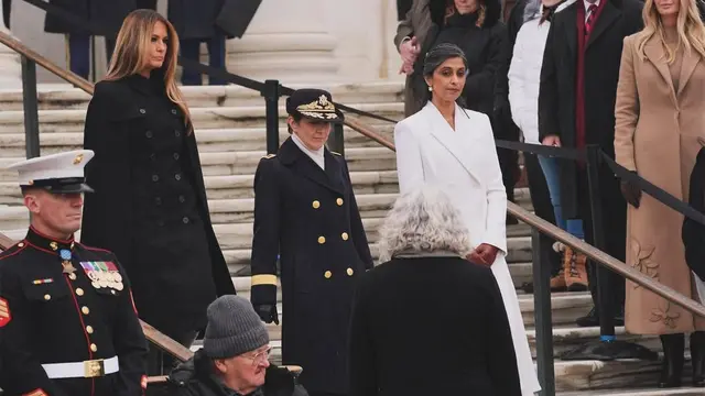 Melania Trump Kena Kritik Kenakan Mantel Keluaran Eropa di Penghormatan untuk Pahlawan Amerika