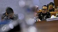 Menteri Tenaga Kerja, Hanif Dhakiri menyimak keterangan saat rapat kerja dengan Komisi IX DPR di Kompleks Parlemen, Senayan, Jakarta, Kamis (19/11). Rapat tersebut membahas isu-isu terkait permasalahan tenaga kerja di Indonesia.(Liputan6.com/Johan Tallo)