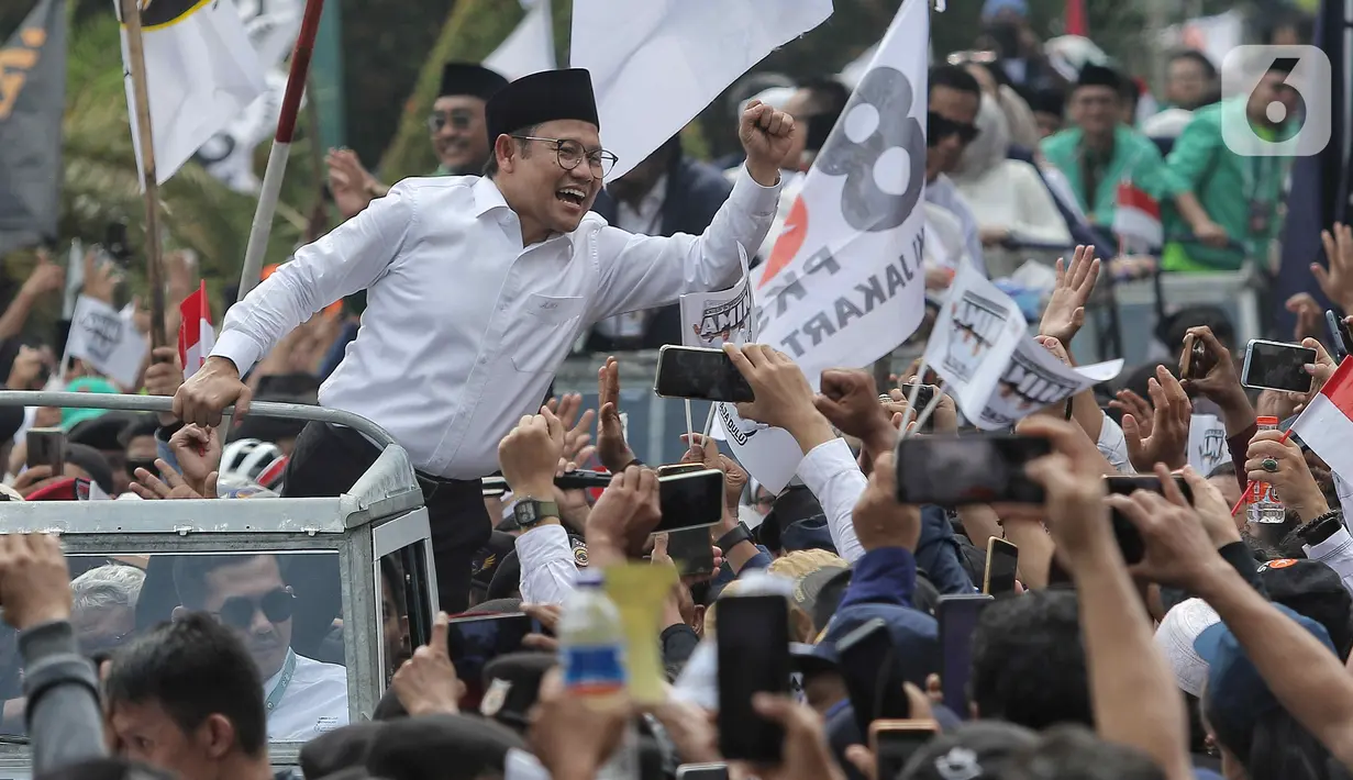 Pasangan AMIN ini berdiri di bagian belakang tepat di belakang sopir yang dikemudikan oleh Bendahara Nasdem Ahmad Sahroni. (Liputan6.com/Angga Yuniar)