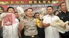 Kapolres Jakarta Barat, Kombes Roycke Langie menunjukan barang bukti hasil pengungkapan kasus narkotika di Jakarta, Senin (30/1). Petugas menyita barang bukti sabu 7,2 kg, tembakau gorilla 1,8kg dan 600 butir happy five. (Liputan6.com/Yoppy Renato)