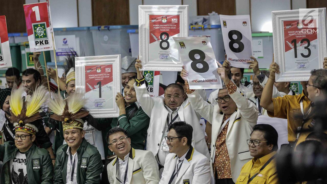 Tak Mau Kalah dengan Suporter Bola, Peserta Parpol Bawa Poster Nomor Urut