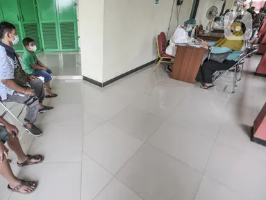 Warga mendaftar untuk menjalani tes Covid-19 di Gelanggang Olahraga Remaja (GOR) Kecamatan Makasar, Jakarta, Senin (17/5/2021). Pemkot Jakarta Timur menggelar tes Covid-19 gratis bagi warga yang baru tiba di Ibu Kota guna mencegah penyebaran virus Corona usai mudik. (merdeka.com/Iqbal S Nugroho)
