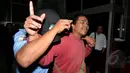 Petugas Pamdal DPR mengamankan mahasiswa yang melakukan aksi di dalam Gedung Nusantara III, Jakarta, Selasa, (21/04/2015). Dalam aksinya mereka menolak pelemahan KPK melalui Perppu KPK. (Liputan6.com /Andrian M Tunay)