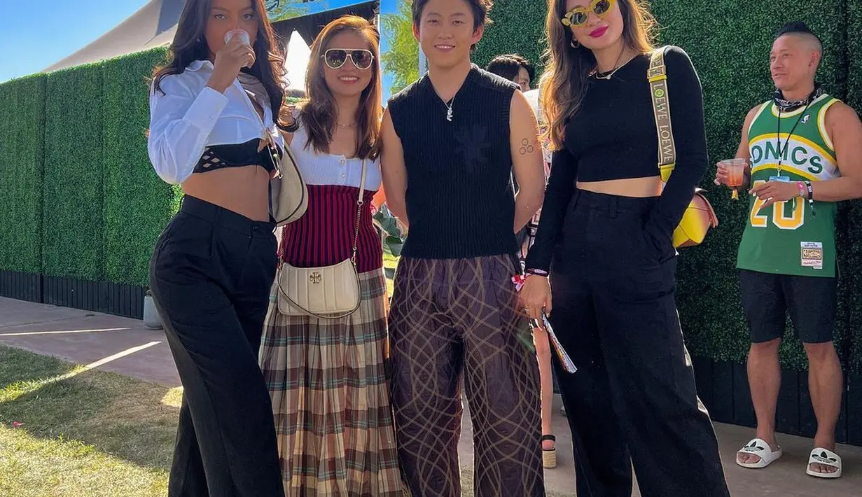 Dari Las Vegas, Luna Maya lanjut menyaksikan konser Coachella. Bahkan ia berkesempatan untuk mengghadirkan 88rising Cloud Mansion VIP Party. (instagram/lunamaya)