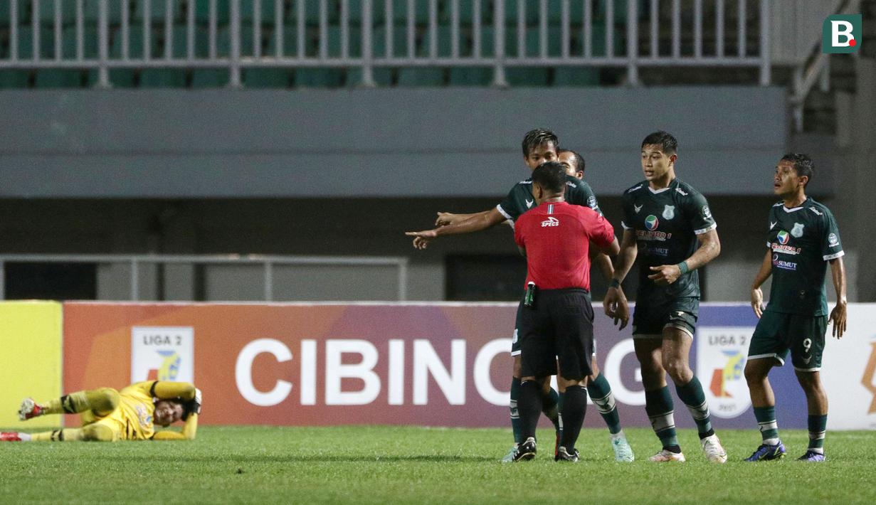 Berawal dari gol kontroversial yang dicetak oleh pemain Dewa United, Dwi Raffi Angga. Sebelum terjadinya gol, sang pemain sempat membuat bek dan kiper PSMS terjatuh. (Bola.com/Ikhwan Yanuar)