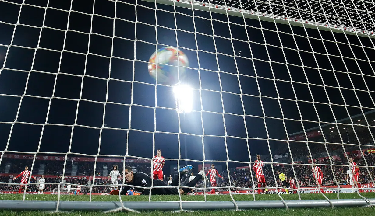 Kiper Girona, Gorka Iraizoz gagal menjangkau bola yang berbuah gol saat leg kedua perempat final Copa del Rey melawan Real Madrid di Stadion Municipal de Montilivi, Kamis (31/1). Madrid melaju ke semifinal Copa del Rey  dengan skor 3-1. (PAU BARRENA/AFP)
