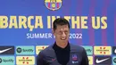 <p>Robert Lewandowski menunjukkan jersey saat diperkenalkan sebagai pemain baru Barcelona di Fort Lauderdale, Florida, Rabu (20/7/2022). Sebelum perkenalannya tersebut, sebenarnya Robert Lewandowski sudah muncul dalam laga persahabatan kontra Inter Miami di mana timnya menang telak 6-0. (AP Photo/Marta Lavandier)</p>