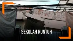 Rekaman amatir runtuhnya bangunan SD di Pasar Baru, Jakarta Pusat yang menyebabkn 1 wara tewas.