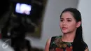 Yunita Siregar saat bersiap jelang syuting Serial Elif Indonesia, Jakarta, Minggu (7/2/2016). Yunita berperan sebagai Iis (Serial Elif Turki adalah Goncha) asisten rumah tangga di kediaman Kenan. (Liputan6.com/Gempur M Surya)