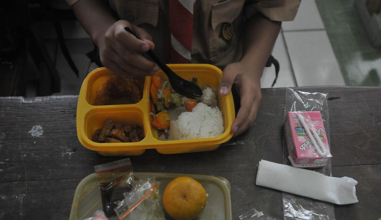 Makan bersama di sekolah dalam rangka rangkaian uji coba atau simulasi program makan siang bergizi gratis. (merdeka.com/Imam Buhori)