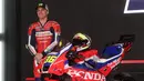 Pebalap MotoGP Honda Racing Corporation (HRC), Joan Mir saat menghadiri launching motor baru untuk MotoGP 2025 di pabrik PT Astra Honda Motor (AHM) di Cikarang, Jawa Barat pada Sabtu (1/2/2025). (Bola.com/M. Iqbal Ichsan)