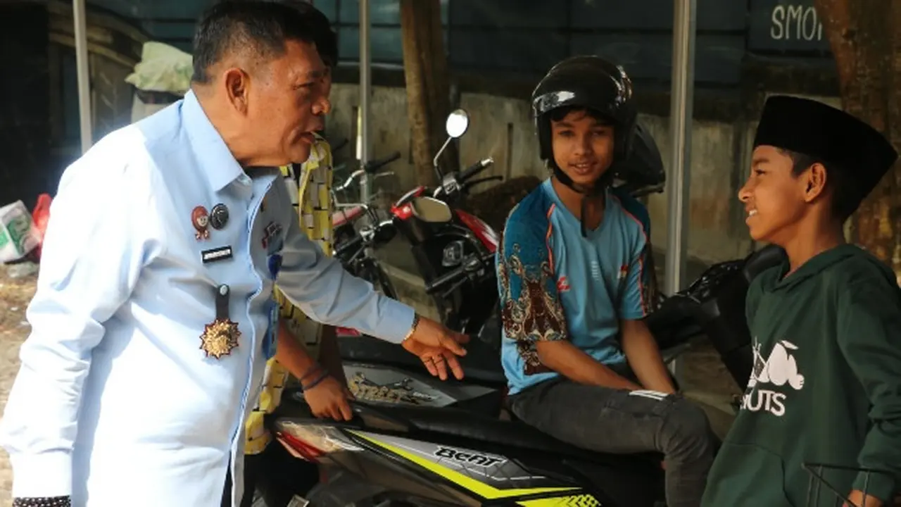 Kepala Kanwil Kemenkumham Riau berbincang dengan pengungsi Rohingya di Pekanbaru.