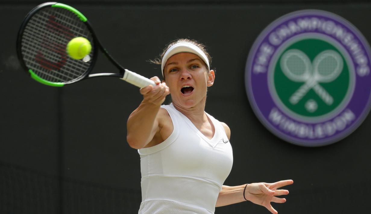 Petenis Rumania, Simona Halep mengembalikan bola ke arah petenis AS, Cori Gauff pada babak keempat Wimbledon 2019 di All England Lawn Tennis Club, Senin (8/7/2019). Halep, mantan petenis nomor satu dunia, menghentikan langkah petenis berusia 15 tahun itu dengan skor 6-3, 6-3 (AP/Kirsty Wigglesworth)