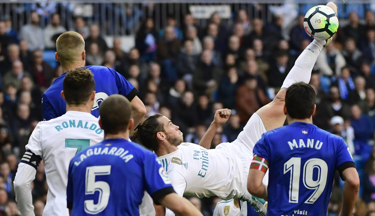 Aksi pemain Real Madrid, Gareth Bale (tengah) melakukan tendangan salto saat melawan Alaves pada La Liga Santander di Santiago Bernabeu stadium, Madrid, (24/2/2018). Real Madrid menang 4-0. (AFP/Pierre-philippe Marcou)