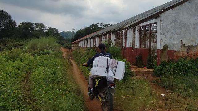 Petugas berjibaku mengantarkan logistik pemilu ke pelosok desa di Bogor melintasi Banten. (Liputan6.com/Achmad Sudarno)
