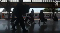 Lalu lalang penumpang di Stasiun Senen, Jakarta, Senin (18/6). Belum terjadi lonjakan pemudik pada arus balik tiga hari setelah Lebaran. (Merdeka.com/Imam Buhori)