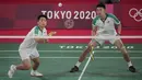 Pebulu tangkis Taiwan Lee Yang / Wang Chi-Lin saat bertanding melawan pebulu tangkis Indonesia Kevin Sanjaya / Marcus Gideon pada babak penyisihan grup ganda putra Olimpiade Tokyo 2020 di Tokyo, Jepang, Selasa (27/7/2021). Kevin Sanjaya / Marcus Gideon kalah. (AP Photo/Dita Alangkara)