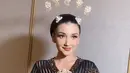 Setelah itu, Tsania pun tampil menawan mengenakan kebaya hitam bergaris dipadukan inner bustier warna senada. Kebaya hasil karya Dimas Singgih ini pun memiliki aksen bordiran dan payet gold di beberapa sisi seperti bawah lengan.  [@bennusorumba]