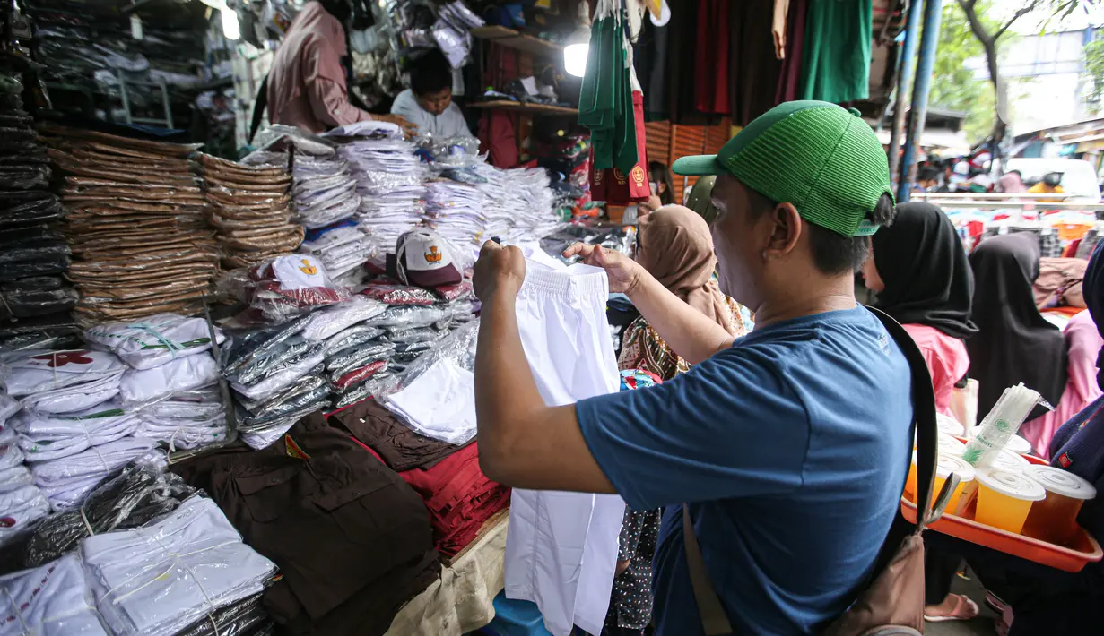 Terpantau beberapa toko seragam sekolah di kawasan itu diserbu pembeli. Omzet yang didapatkan para pedagang dalam beberapa hari terakhir juga mengalami peningkatan. (Liputan6.com/Faizal Fanani)