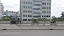 Pengendara motor melewati jalan tol di kawasan Cempaka Putih, Jakarta, Minggu (23/2/2020). Banjir yang melanda kawasan tersebut sejak dini hari tadi melumpuhkan akses di Jalan Ahmad Yani sehingga Gerbang Tol Pulomas dibuka untuk pengendara sepeda motor. (merdeka.com/Iqbal S. Nugroho)