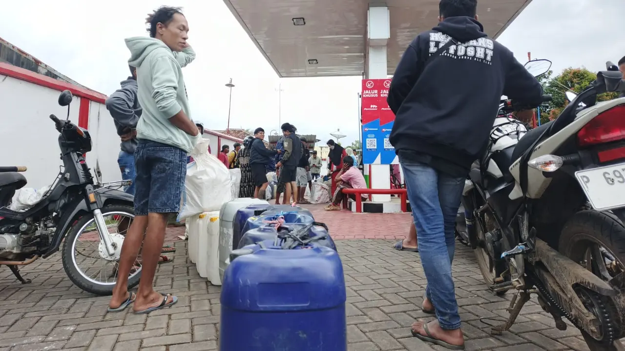 Warga Jember terpaksa antre BBM di sejumlah SPBU di wilayah Banyuwangi akibat kelangkaan BBM di daerahnya (Istimewa)