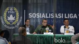 Ketum PSSI, Edy Rahmayadi memberikan arahan saat Sosialisasi Liga 1 Indonesia di Gedung Kostrad, Jakarta, Kamis (16/3/2017). Liga 1 Indonesia akan bergulir pada tanggal 15 April 2017. (Bola.com/Nicklas Hanoatubun)