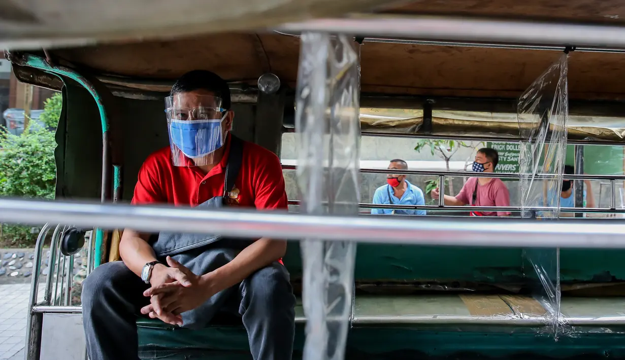 Seorang penumpang terlihat menaiki jeepney di Manila, Filipina (28/8/2020). Jeepney merupakan salah satu alat transportasi populer di Filipina. Sebagian besar jeepney dihias warna-warni, dengan desain lukisan dan ilustrasi terinspirasi dari budaya lokal dan internasional. (Xinhua/Rouelle Umali)