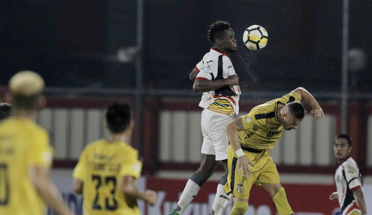 Striker Bhayangkara FC, Nikola Komazec, duel udara dengan bek Mitra Kukar, Mauricio Leal, pada laga Liga 1 di Stadion PTIK, Jakarta, Kamis (17/5/2018). Bhayangkara FC menang 1-0 atas Mitra Kukar. (Bola.com/M Iqbal Ichsan)