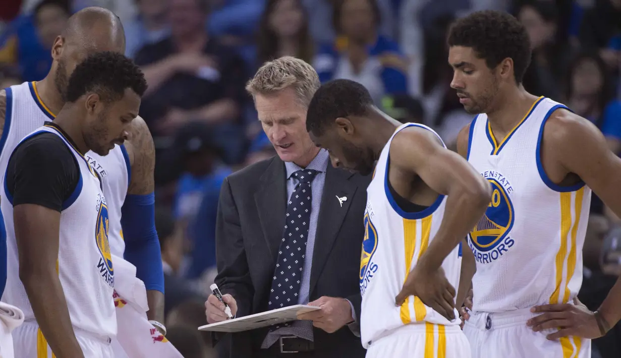 Pelatih Warriors, Steve Kerr memberikan instruksi kepada pemainnya saat melawan Philadelphia 76ers pada lanjutan NBA di Oracle Arena, Minggu (27/3/2016). Warriors menang atas 76ers 117-105. (Mandatory Credit: Kyle Terada-USA TODAY Sports)