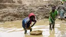 Dengan peralatan seadanya, mereka menambang emas. Padahal air berlumpur mengandung  mercury yang beracun, Afrika Tengah (AFP PHOTO / ISSOUF SANOGO)