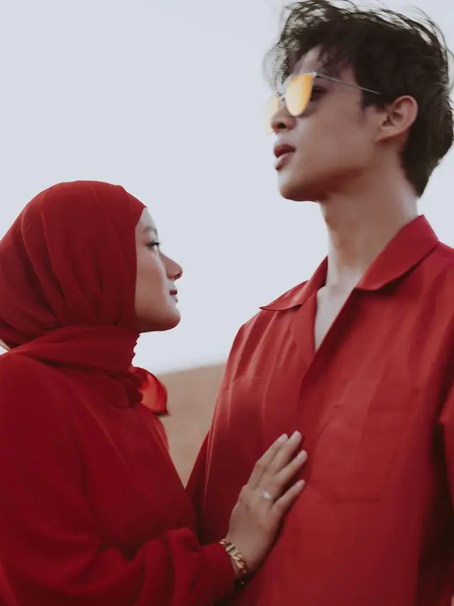 Dinda Hauw dan Rey Mbayang di padang pasir Dubai (Foto: Instagram/@dindahw)