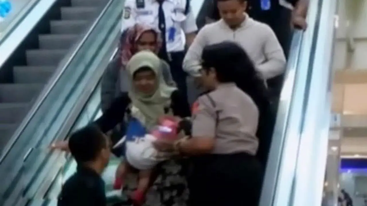 3 Batita Nyaris TerJatuh di Eskalator Margo City Depok