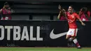 Pemain Persija Jakarta, Ramdani Lestaluhu merayakan gol ke gawang Persela Lamongan pada lanjutan Liga 1 2017 di Stadion Patriot Bekasi, Minggu (27/8/2017).  Pnrsija menang 2-0. (Bola.com/Nicklas Hanoatubun)