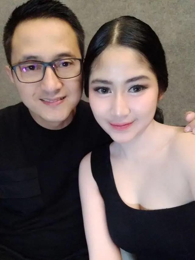 6 Momen Kompak Ricky Subagja Pakai Baju Senada Bareng Istri yang Terpaut 26 Tahun