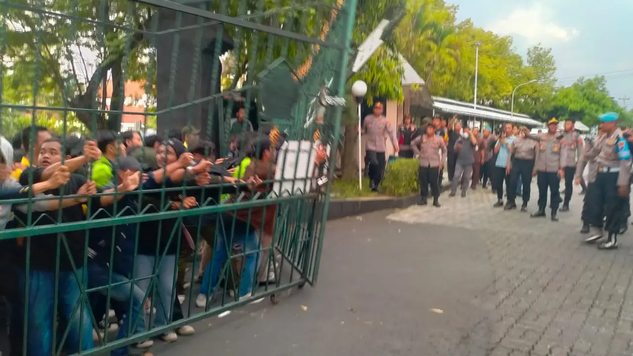 Demonstrasi UU Ciptaker di depan Kantor Gubernur Jawa Tengah, Semarang. (Foto: Liputan6.com/Polda Jateng)
