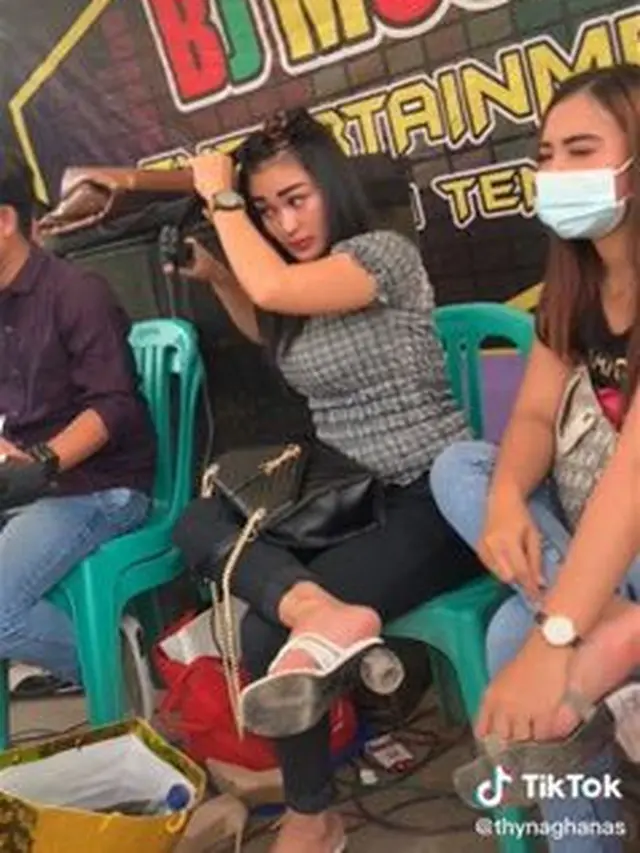 Tak Ada Penonton, Viral Aksi Penyanyi Dangdut Konser di Tengah Sawah
