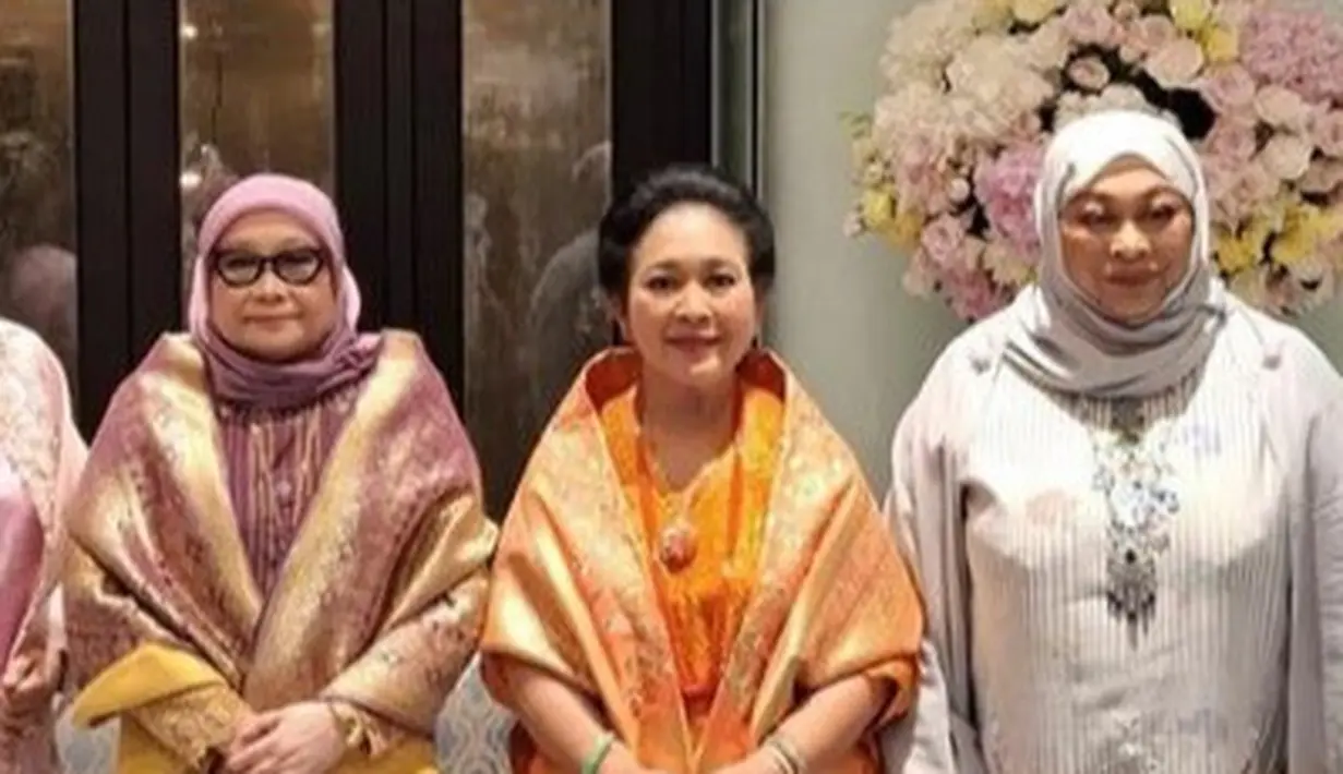 Gaya Titiek Soeharto Saat Hadir di Pernikahan Putri Kerajaan Pahang Malaysia. [@titieksoeharto]