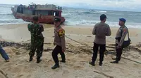 Kapal  misterius terdampar di Pantai Parang Ireng kawasan Taman Nasional Alas Purwo Banyuwangi (Istimewa)