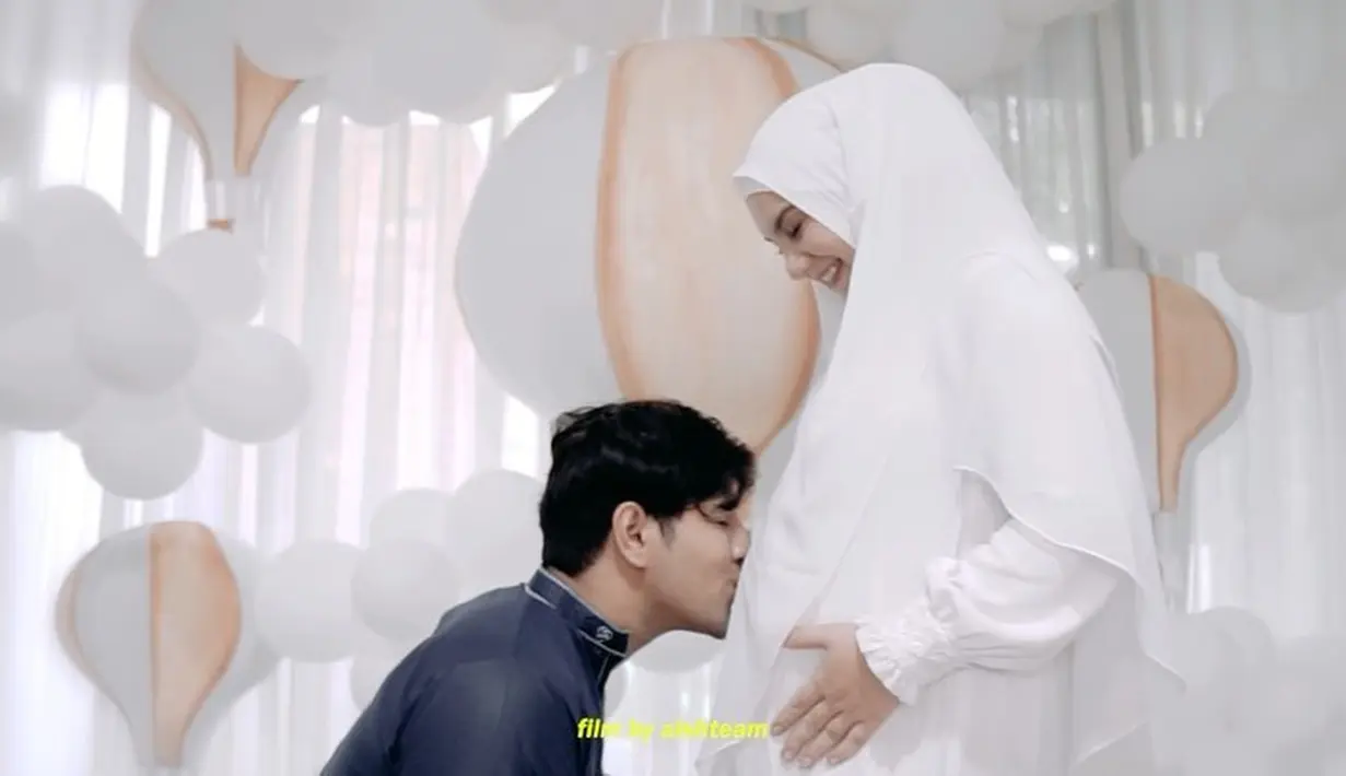 “Do’ain ya temen temen semoga dimudahkan, baby nya sehat dan lancar sampai persalinan.. Bismillah Ya Sami Ya Bashir,” ungkap Irish Bella. (Instagram/_irishbella_)