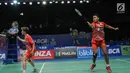 Ganda Campuran Indonesia, Tontowi Ahmad berusaha memukul kok saat laga melawan Tan Kian Meng/Lai Pei Jing (Malaysia) di perempat final Indonesia Open 2017 di Jakarta, Jumat (16/6). Tontowi/Liliyana menang 21-18 21-16. (Liputan6.com/Faizal Fanani)